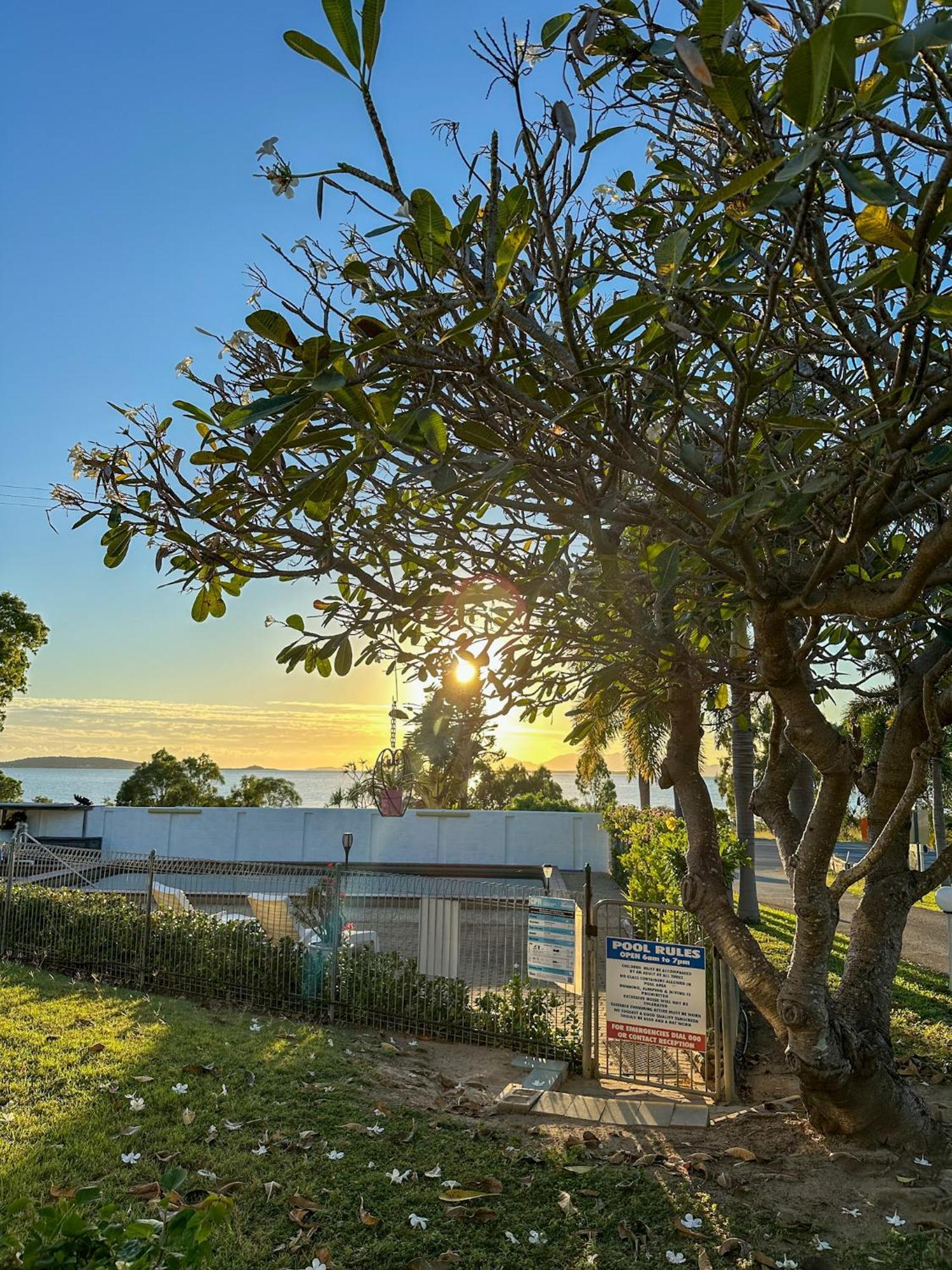 Ocean View Motel Bowen Exterior photo